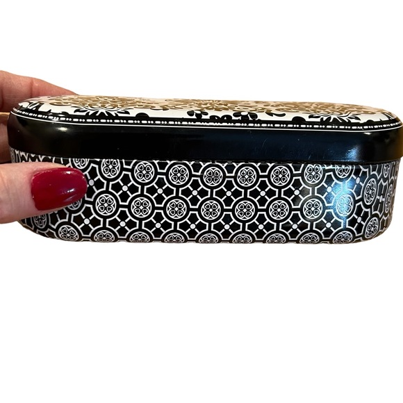 Brighton Eyeglass Tin - Picture 2 of 6